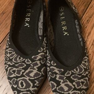 Serra Women's Black and Gray pointed flats